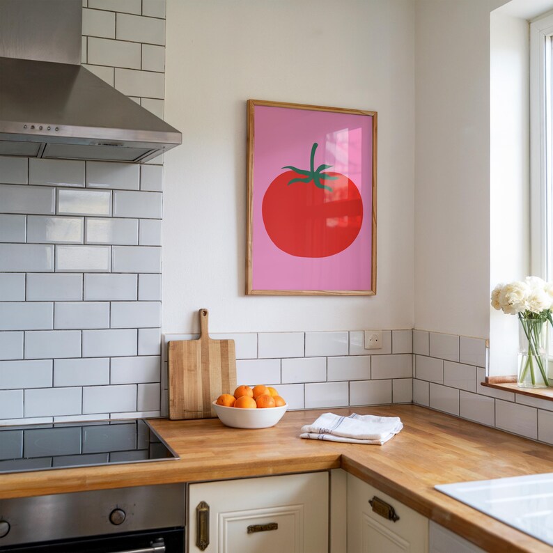 Tomatenprint, gewaagde rode keukenposter, minimale grafische voedselkunst, roze dopamine-decor, digitale download afbeelding 2