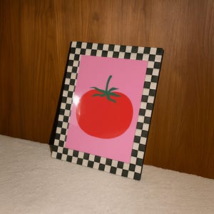 Tomatenprint, gewaagde rode keukenposter, minimale grafische voedselkunst, roze dopamine-decor, digitale download afbeelding 3