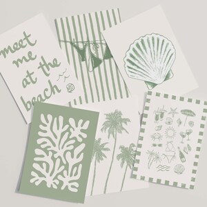 Puede incluir: Seis postales con ilustraciones de tem&aacute;tica playera en tonos verdes. Los dise&ntilde;os incluyen una concha, palmeras, un bikini en un tendedero y la frase "meet me at the beach". Las postales est&aacute;n dispuestas sobre una superficie blanca.