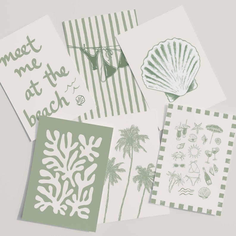 Puede incluir: Seis postales con ilustraciones de tem&aacute;tica playera en tonos verdes. Los dise&ntilde;os incluyen una concha, palmeras, un bikini en un tendedero y la frase "meet me at the beach". Las postales est&aacute;n dispuestas sobre una superficie blanca.