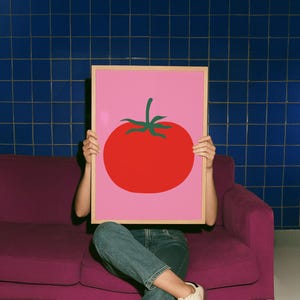 Tomatenprint, gewaagde rode keukenposter, minimale grafische voedselkunst, roze dopamine-decor, digitale download afbeelding 7
