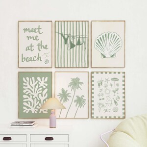 Puede incluir: Seis impresiones art&iacute;sticas enmarcadas con tem&aacute;tica playera. Las impresiones presentan im&aacute;genes de una concha, palmeras, un bikini y el texto "meet me at the beach". La paleta de colores es principalmente blanca y verde salvia.