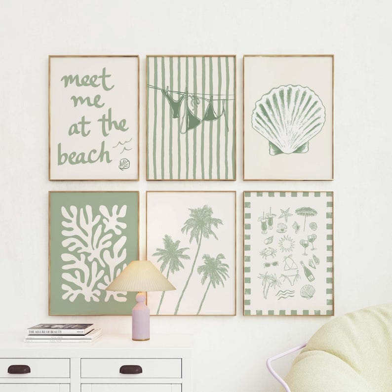 Puede incluir: Seis impresiones art&iacute;sticas enmarcadas con tem&aacute;tica playera. Las impresiones presentan im&aacute;genes de una concha, palmeras, un bikini y el texto "meet me at the beach". La paleta de colores es principalmente blanca y verde salvia.