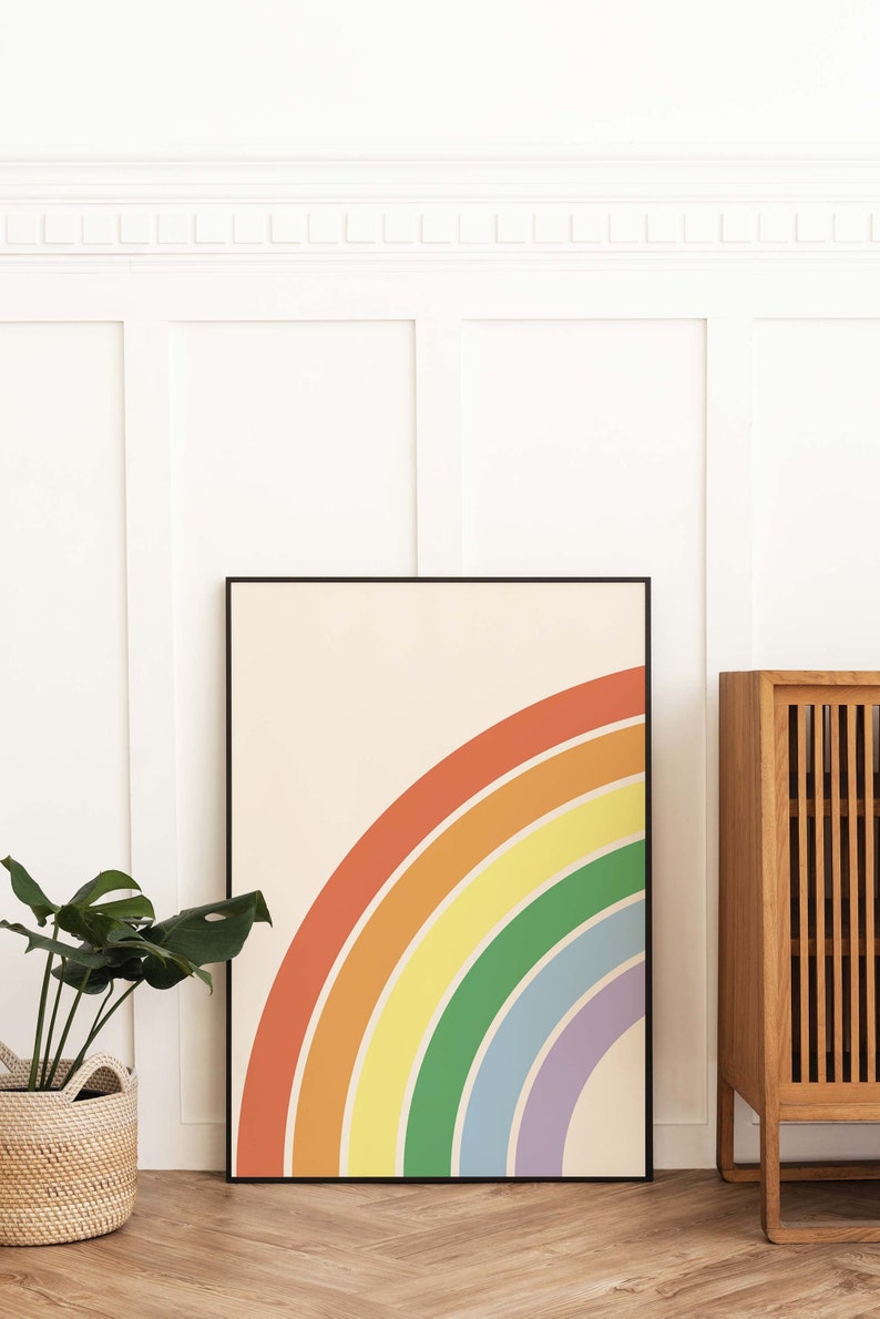 Peut inclure: Une impression encadr&eacute;e d'un arc-en-ciel sur fond cr&egrave;me. L'arc-en-ciel est compos&eacute; de six couleurs&nbsp;: orange, jaune, vert, bleu, violet et rouge. L'impression est dans un cadre noir et est accroch&eacute;e &agrave; un mur blanc.