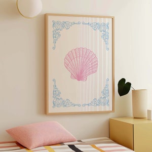 Puede incluir: Una impresi&oacute;n enmarcada con una ilustraci&oacute;n de concha rosa sobre fondo blanco. El marco tiene un dise&ntilde;o ornamentado azul alrededor del borde.