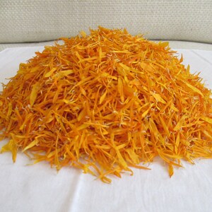 Pu&ograve; includere: Un mucchio di petali di calendula essiccati arancioni, un ingrediente comune nelle tisane e nei rimedi naturali.
