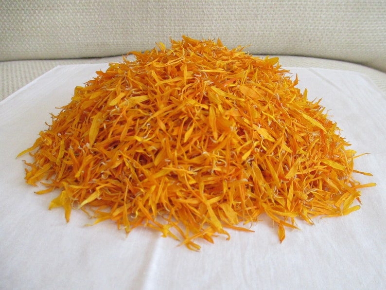 Pu&ograve; includere: Un mucchio di petali di calendula essiccati arancioni, un ingrediente comune nelle tisane e nei rimedi naturali.