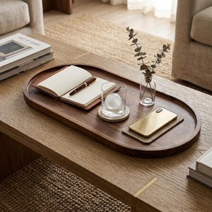Pode incluir: Um conjunto de três canecas de cerâmica com acabamento manchado e fosco. As canecas são em tons de creme, cinza claro e cinza escuro. Cada caneca tem um design simples e minimalista, perfeito para café ou chá.