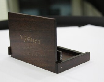 Tarjetero personalizado de madera de teca con incrustaciones de latón