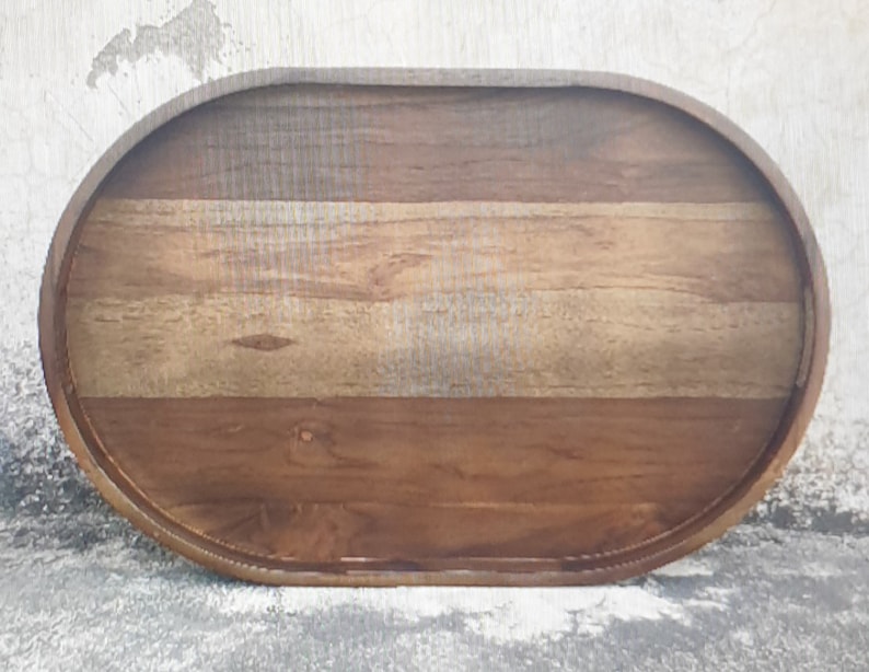 Puede incluir: Bandeja ovalada de madera con acabado de vetas naturales. La bandeja tiene un centro marr&oacute;n claro y bordes marr&oacute;n oscuro. La bandeja mide aproximadamente 46 cm de largo y 30 cm de ancho.