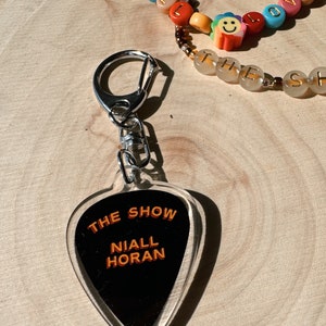 PRE ORDER NH Schlüsselanhänger Guitar Pick The Show Bild 1