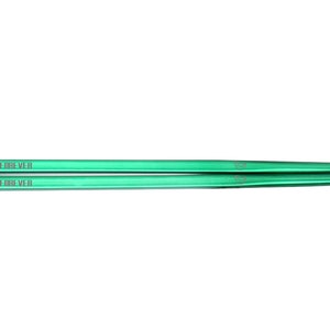 Puede incluir: Un par de palillos de metal verde con el texto "GOT7 x J FOREVER" grabado en ellos.