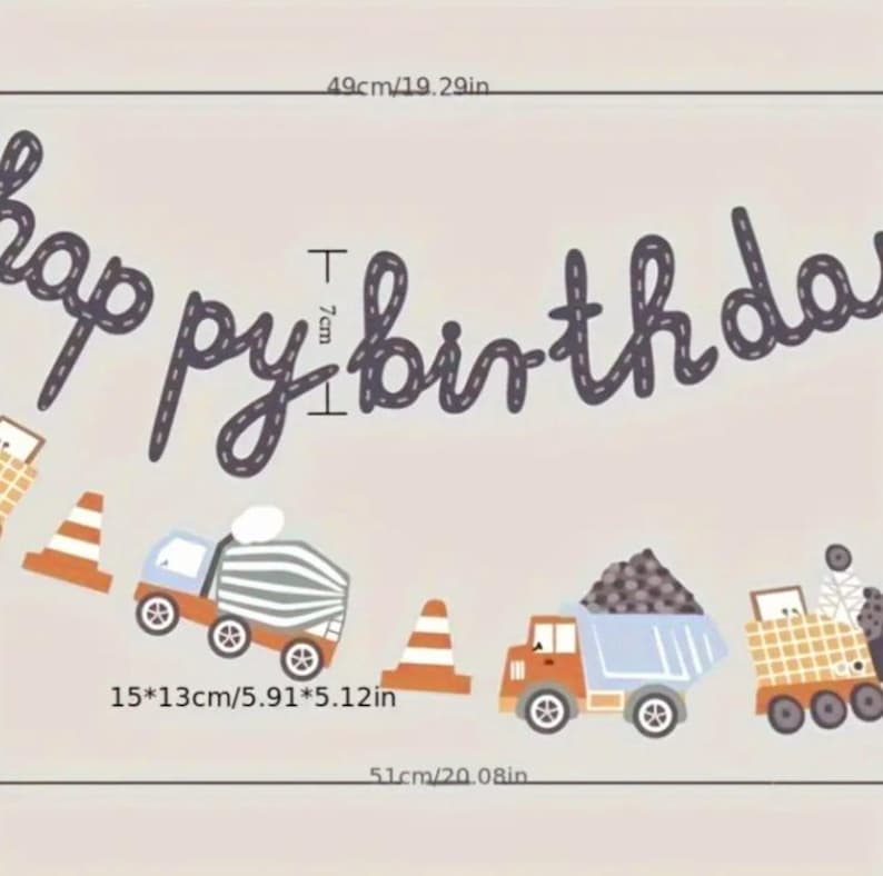 以下が含まれることがあります： 「Happy Birthday」の文字がダークグレーの筆記体で書かれた誕生日バナー。オレンジと白のトラフィックコーンと漫画のトラックで飾られています。バナーの幅は49cm、高さは7cmです。