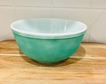 Vintage Pyrex Green Mixing Bowl: Mid-Century Farmhouse Decor (2.5 Quart)