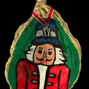 Pode incluir: Um conjunto de três canecas de cerâmica com acabamento manchado e fosco. As canecas são em tons de creme, cinza claro e cinza escuro. Cada caneca tem um design simples e minimalista, perfeito para café ou chá.