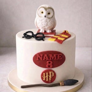 Può includere: Una torta bianca decorata con un gufo bianco, occhiali neri, una sciarpa rossa e gialla e una scopa. La torta ha un ovale rosso con la parola "NAME" e il numero "8". Un logo "HP" dorato è anche sulla torta.
