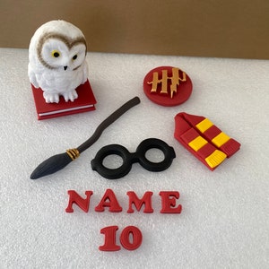 Decorazioni per torte a forma di mago in pasta di zucchero fatte a mano: gufo, boccino, bacchetta magica e occhiali