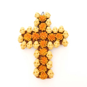 Cruz de Día de Muertos calaveras y cempasuchil 24 cm. 10 in.