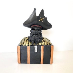 Pirata in the treasure chest