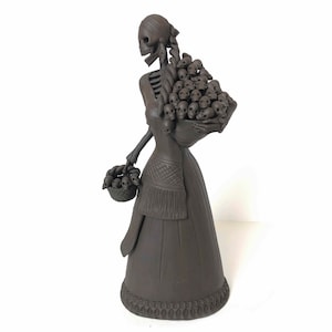 Catrina con cesto de Calaveritas 50 cm. 20 in.