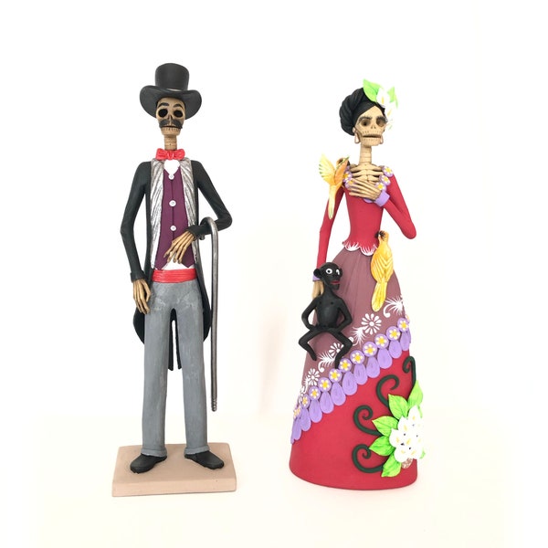 Pareja elegante de catrinas - 30 cm. 12 in. - Arte mexicano en barro