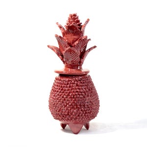 Może przedstawiać: Zestaw trzech ceramicznych kubków z nakrapianym, matowym wykończeniem. Kubki są w odcieniach kremowym, jasnoszarym i ciemnoszarym. Każdy kubek ma prosty, minimalistyczny design, idealny do kawy lub herbaty.