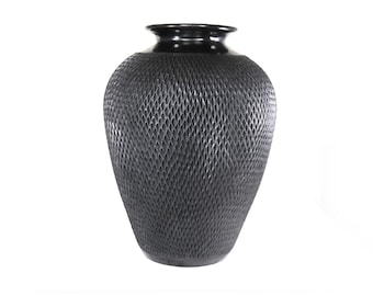 "Tierra" Handgefertigte Vase aus schwarzem Ton, 43 cm. 16,9 Zoll - Mexikanische Kunst