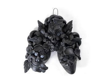 Caveiras Pretas com Flores II - 20 cm. 7,8 pol.