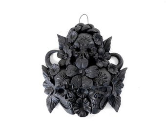 Caveiras pretas com flores I - 20 cm. 7,8 pol.