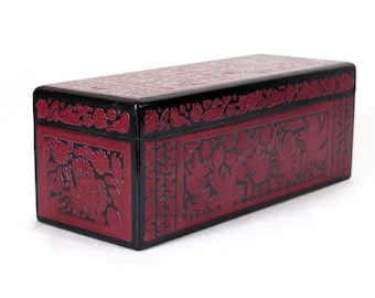 Handgemaakte doos van rode Olinalá met traditioneel bloemenmotief - 33 cm. 12,9 inch.