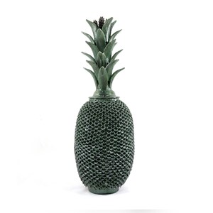 Op de afbeelding: Een decoratieve, donkergroene ananasvormige container. De container heeft een textuur, schubachtig patroon op de body en een gedetailleerde bladertop. Een uniek item voor in huis.
