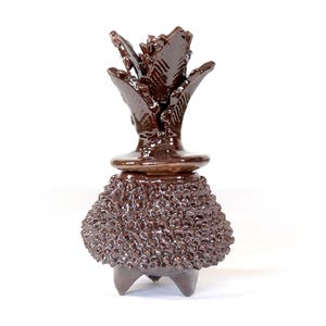 Braune Ananas mit gepunkteter glasierter Keramik - 19 cm. 7,7 Zoll.