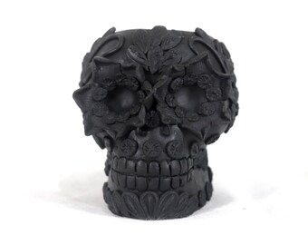 Vaso de flores em forma de caveira de barro preto com flores em relevo - 10 cm (3,9 pol.) - Arte Mexicana