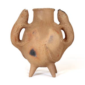 Vase aus Naturton mit Griffen aus Eidechsenleder – 40 cm (15,7 Zoll) – Mexikanische Kunst