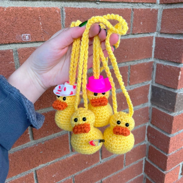 Duck Car Charm Crochet Duck Jeep Rearview Mirror Decoration Rubber Duck Cowboy Hat Murder Duck Knife Jeep Life Car Decor Yellow Duck Pink