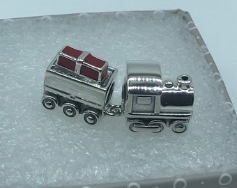 Pandora “WEIHNACHTSZUG “ Silber/Rot EMAILLE Zwei Wagen Charm #797519EN27 A74-17 (Im Ruhestand)