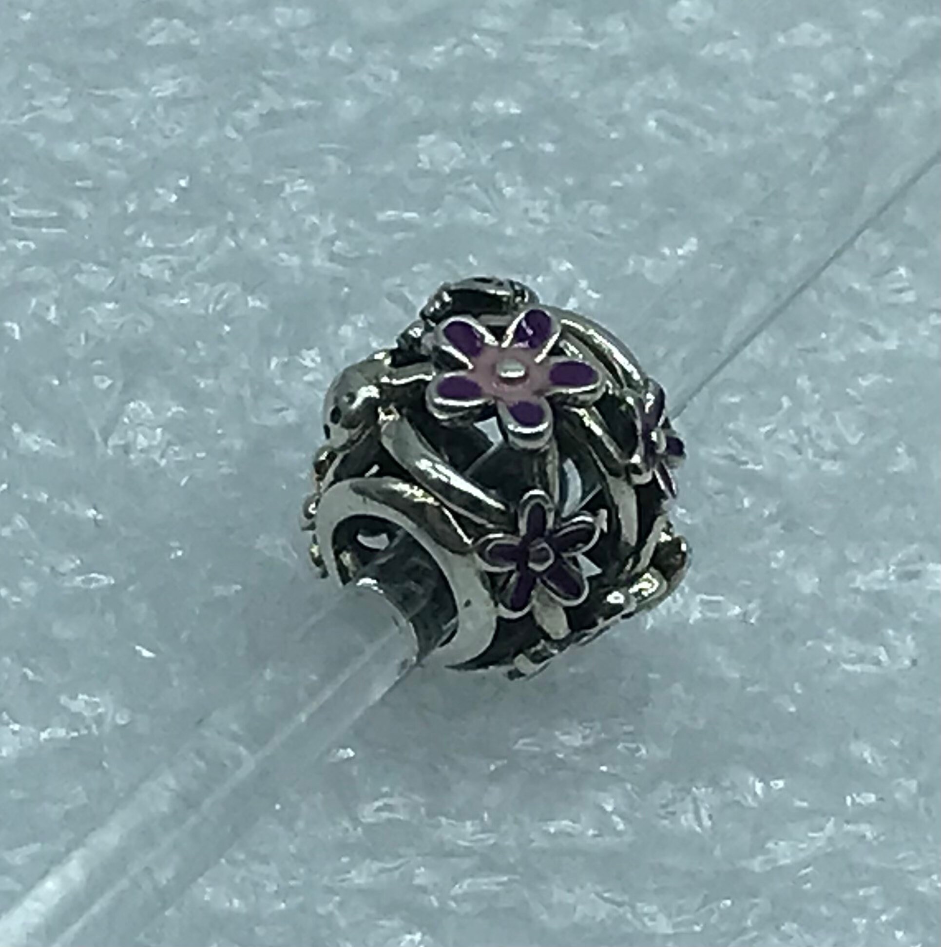 Pandora, Charms „Otwarty fioletowy stokrotkowy ogród