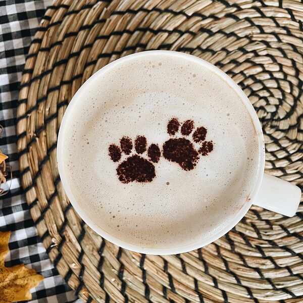 Pochoir café empreintes de pattes | Animaux de compagnie, amoureux des animaux, cadeau boisson chaude, automne automne hiver, café au lait, cappuccino, art, chocolat, cacao, gâteau, biscuit, décoration
