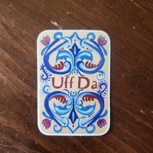 Adesivo de arte popular Uff Da Blue 2x3 polegadas
