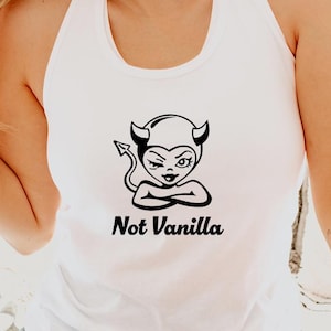 Könnte beinhalten: Weißes Neckholder-Top mit schwarzer Teufelsgrafik und dem Text "Not Vanilla". Die Grafik zeigt einen Cartoon-Teufel mit Hörnern und einem Schwanz. Das Top ist aus weichem Material.