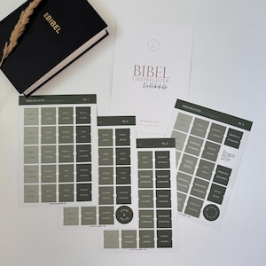 Könnte beinhalten: Vier Blätter mit grünen und weißen Bibel-Referenz-Aufklebern mit dem Text "BIBEL GRIEFERGISTER" und "Erläuterhilfe". Die Aufkleber sind mit "Nr. 1", "Nr. 2", "Nr. 3" und "Nr. 4" beschriftet.