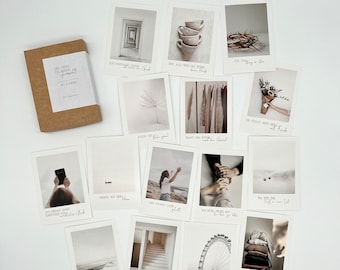 Op de afbeelding: Een set van 12 printbare kaarten met inspirerende citaten in een minimalistische stijl. De kaarten bevatten verschillende afbeeldingen, waaronder een doornenkroon, een stapel boeken, een paar handen en een reuzenrad. De citaten zijn geschreven in een eenvoudig, elegant lettertype.