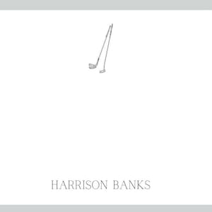 Könnte beinhalten: Weißes Briefpapier mit minimalistischem Design, das zwei Golfschläger in einer Strichzeichnung zeigt. Der Text "HARRISON BANKS" ist in einer einfachen, eleganten Schriftart am unteren Rand der Seite gedruckt. Die Gesamtästhetik ist sauber und anspruchsvoll.