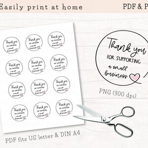 以下が含まれることがあります： 「Thank you for supporting a small business」の文字がピンクのハートと共に円形にデザインされた、印刷可能なステッカーのシート。画像にはハサミと「Easily print at home」の文字も含まれています。
