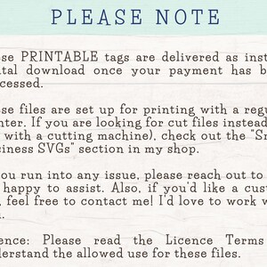 以下が含まれることがあります： ターコイズ色の「PLEASE NOTE」というタイトルのメモ。テキストは、印刷可能なタグがデジタルダウンロードであり、印刷用に設定されており、カスタムファイルに関するサポートを提供していることを説明しています。ライセンス条項についても言及しています。