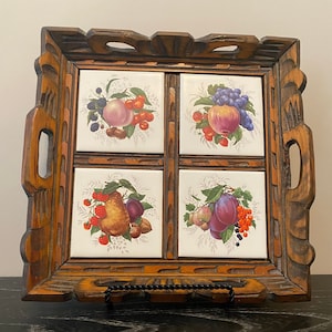 Vintage handgesneden houten dienblad met keramische tegels