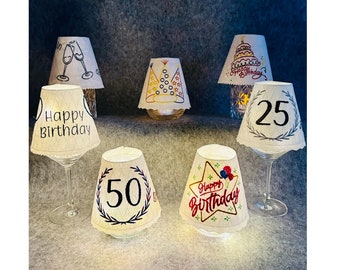 Bestickter Lampenschirm für Geburtstag, Jubiläum, personalisiert, verschiedene Designs, Glashusse, Weinglas, LED-Lichterkette, Lampenschirm