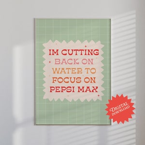 Puede incluir: Un fondo de cuadrícula verde y blanco con una superposición de texto rosa, naranja y rojo que dice "IM CUTTING BACK ON WATER TO FOCUS ON PEPSI MAX". El texto está en un estilo de fuente retro. Un estallido de estrella roja con el texto "DESCARGA DIGITAL" está en la esquina inferior derecha.