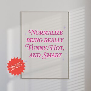Puede incluir: Una descarga digital imprimible de una cita motivacional en un marco blanco. La cita dice "Normalizar ser realmente divertido, atractivo e inteligente." El texto está en fuente cursiva rosa con estrellas moradas a cada lado.