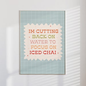 Eis-Chai-Poster | Mattes vertikales Poster, Wanddruck, Retro-Boho-Poster, große Girly-Kunst, lustiges Preppy-Poster, Chai-Druck, Barwagen-Druck